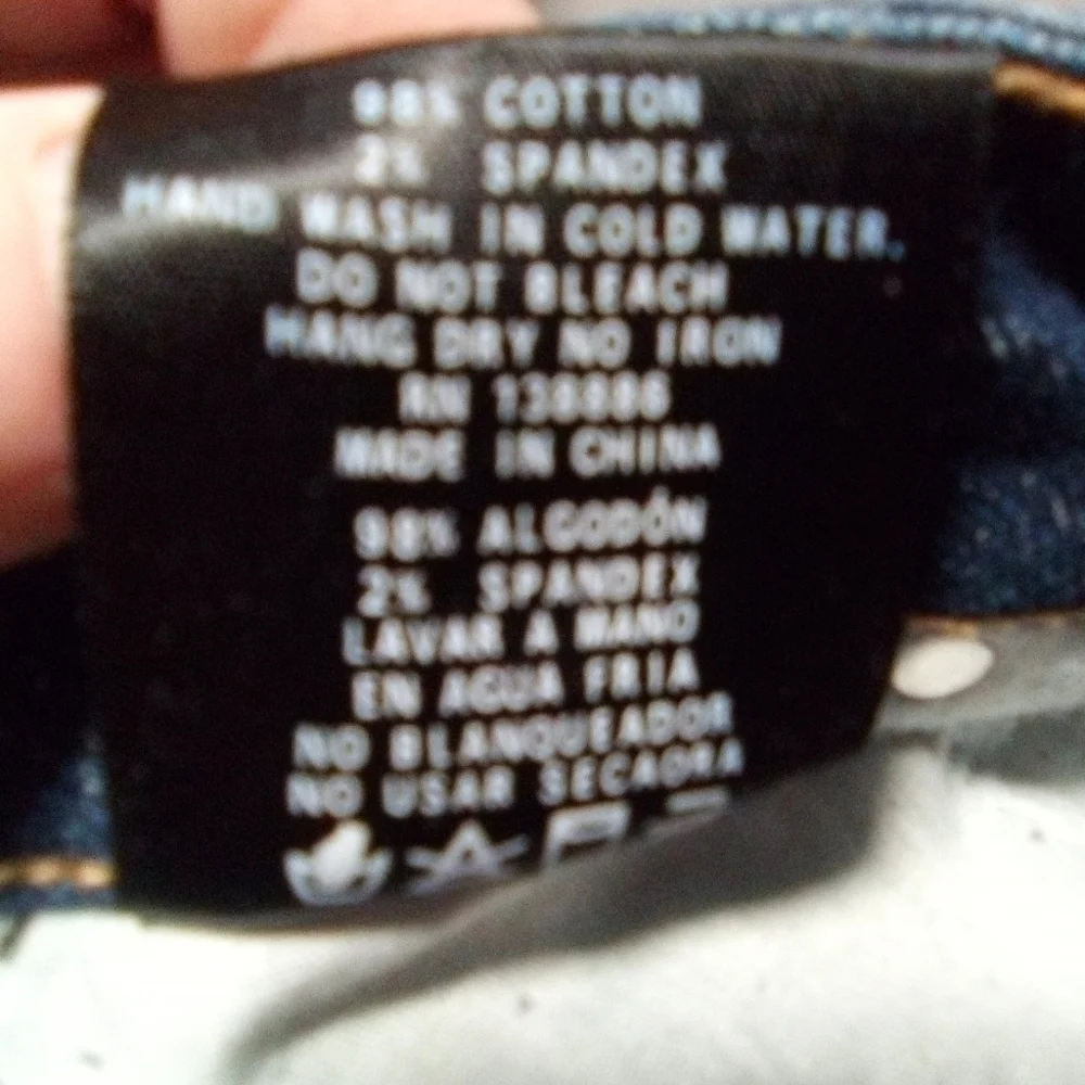 PROJECT eighteen ripped blue jeans. Size 9. (32X29.5)